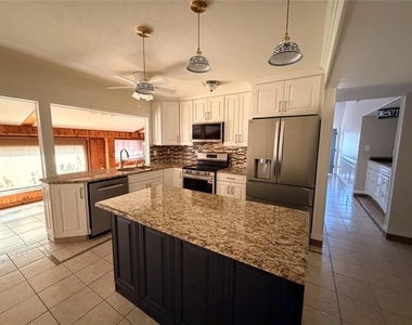 3709 Pinewood Street - Photo Thumbnail 2