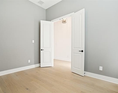 16317 Renault Street - Photo Thumbnail 4