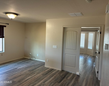 3340 S Sunland Drive - Photo Thumbnail 11