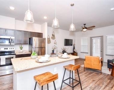 4800 W Illinois Avenue - Photo Thumbnail 3