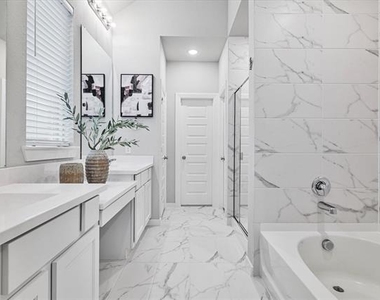 1100 Parkstone Drive - Photo Thumbnail 12