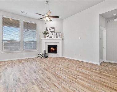 1100 Parkstone Drive - Photo Thumbnail 5