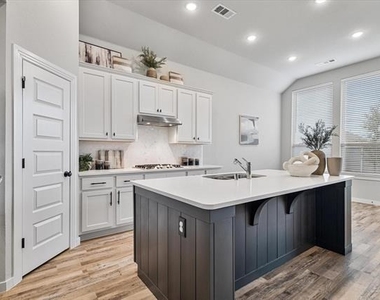 1100 Parkstone Drive - Photo Thumbnail 9