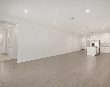 2503 S 180th Drive - Photo Thumbnail 9