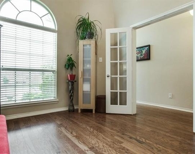 4200 Mesa Drive - Photo Thumbnail 6