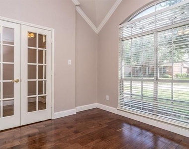 5512 Glenview Lane - Photo Thumbnail 4