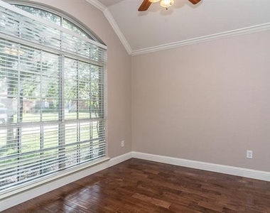 5512 Glenview Lane - Photo Thumbnail 5
