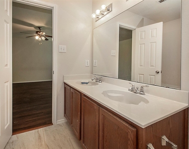 2812 Paddock Way - Photo Thumbnail 9