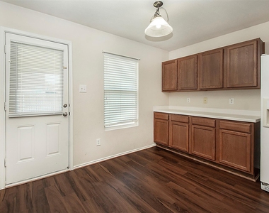 2812 Paddock Way - Photo Thumbnail 11