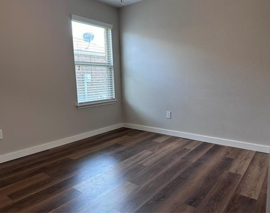 1404 Pampa Grass Drive - Photo Thumbnail 12