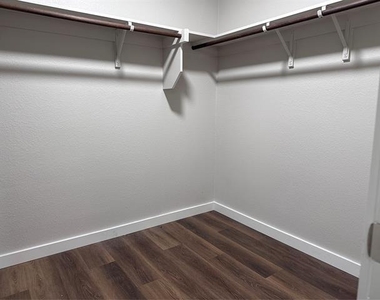 1404 Pampa Grass Drive - Photo Thumbnail 11