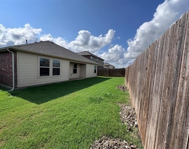 1404 Pampa Grass Drive - Photo Thumbnail 18