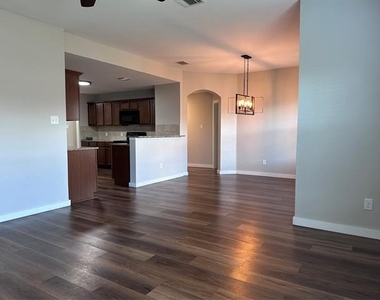 1404 Pampa Grass Drive - Photo Thumbnail 3