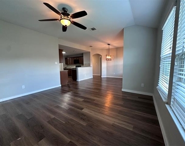 1404 Pampa Grass Drive - Photo Thumbnail 5