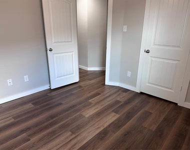 1404 Pampa Grass Drive - Photo Thumbnail 14