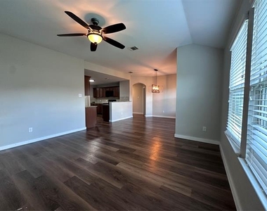 1404 Pampa Grass Drive - Photo Thumbnail 4