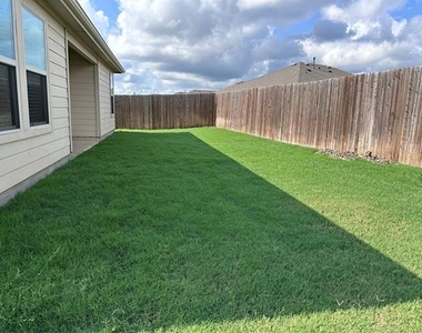 1404 Pampa Grass Drive - Photo Thumbnail 17