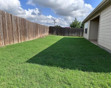 1404 Pampa Grass Drive - Photo Thumbnail 16