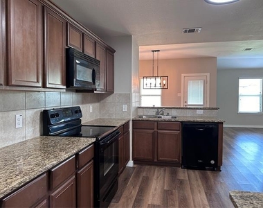 1404 Pampa Grass Drive - Photo Thumbnail 8