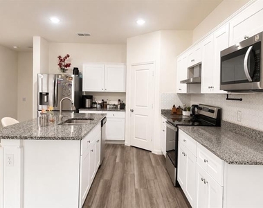 824 Juniper Street - Photo Thumbnail 7