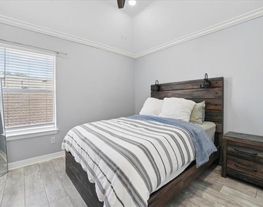 3173 Riverside Drive - Photo Thumbnail 22
