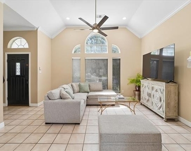3173 Riverside Drive - Photo Thumbnail 3