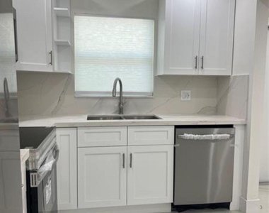 2801 N 34th Avenue - Photo Thumbnail 1