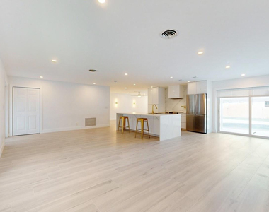 4761 Ne 28th Avenue - Photo Thumbnail 6