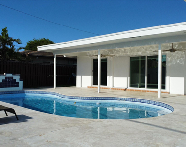 4761 Ne 28th Avenue - Photo Thumbnail 2