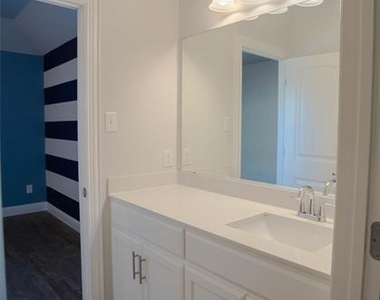7600 Clear Rapids Drive - Photo Thumbnail 27