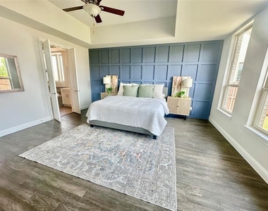 7600 Clear Rapids Drive - Photo Thumbnail 12