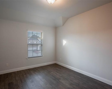 7600 Clear Rapids Drive - Photo Thumbnail 25