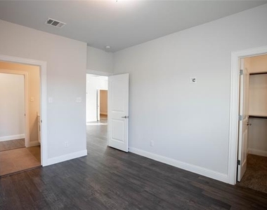 7600 Clear Rapids Drive - Photo Thumbnail 28