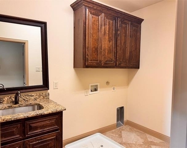 9001 Blue Water Drive - Photo Thumbnail 17