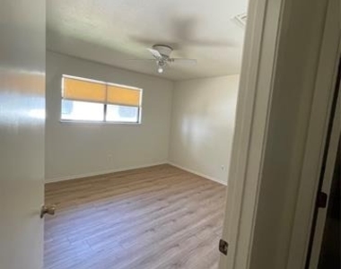 1501 W Houston - Photo Thumbnail 4