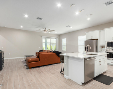 10472 W Adam Avenue - Photo Thumbnail 5