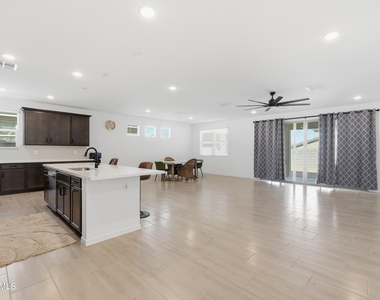 4650 W Gilbert Lane - Photo Thumbnail 3