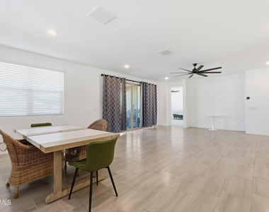 4650 W Gilbert Lane - Photo Thumbnail 5