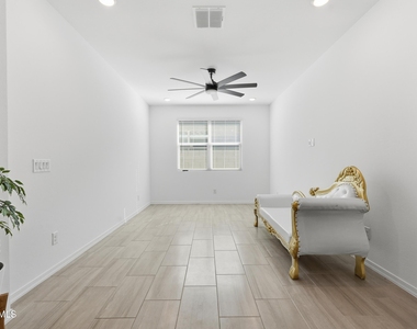 4650 W Gilbert Lane - Photo Thumbnail 14