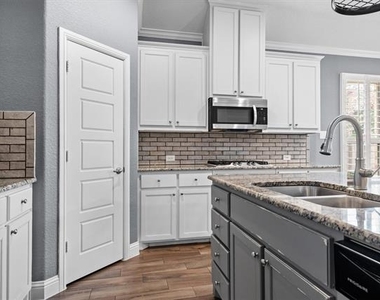 840 Parkside Drive - Photo Thumbnail 3
