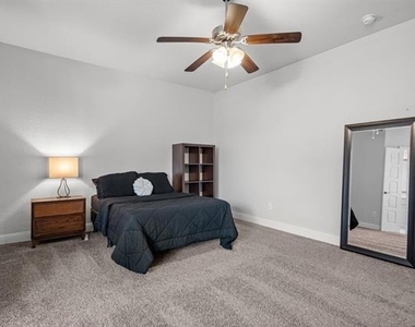 840 Parkside Drive - Photo Thumbnail 14