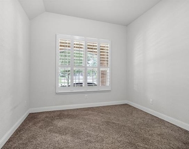 840 Parkside Drive - Photo Thumbnail 10
