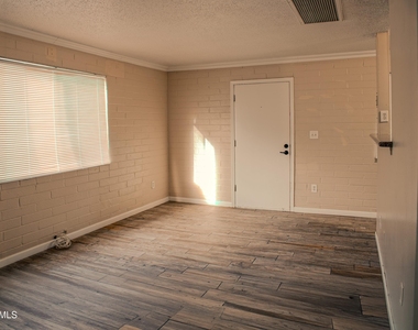 802 W Maryland Avenue - Photo Thumbnail 1