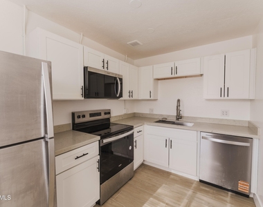 1322 W Roosevelt Street - Photo Thumbnail 2