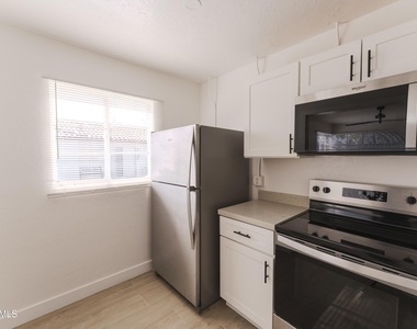 1322 W Roosevelt Street - Photo Thumbnail 3