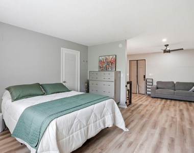 1204 S Lake Drive E - Photo Thumbnail 10