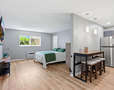 1204 S Lake Drive E - Photo Thumbnail 6