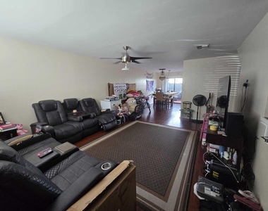 5204 Bayside Drive - Photo Thumbnail 3