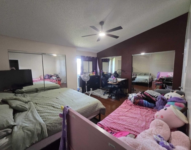 5204 Bayside Drive - Photo Thumbnail 17