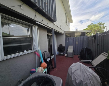 5204 Bayside Drive - Photo Thumbnail 8